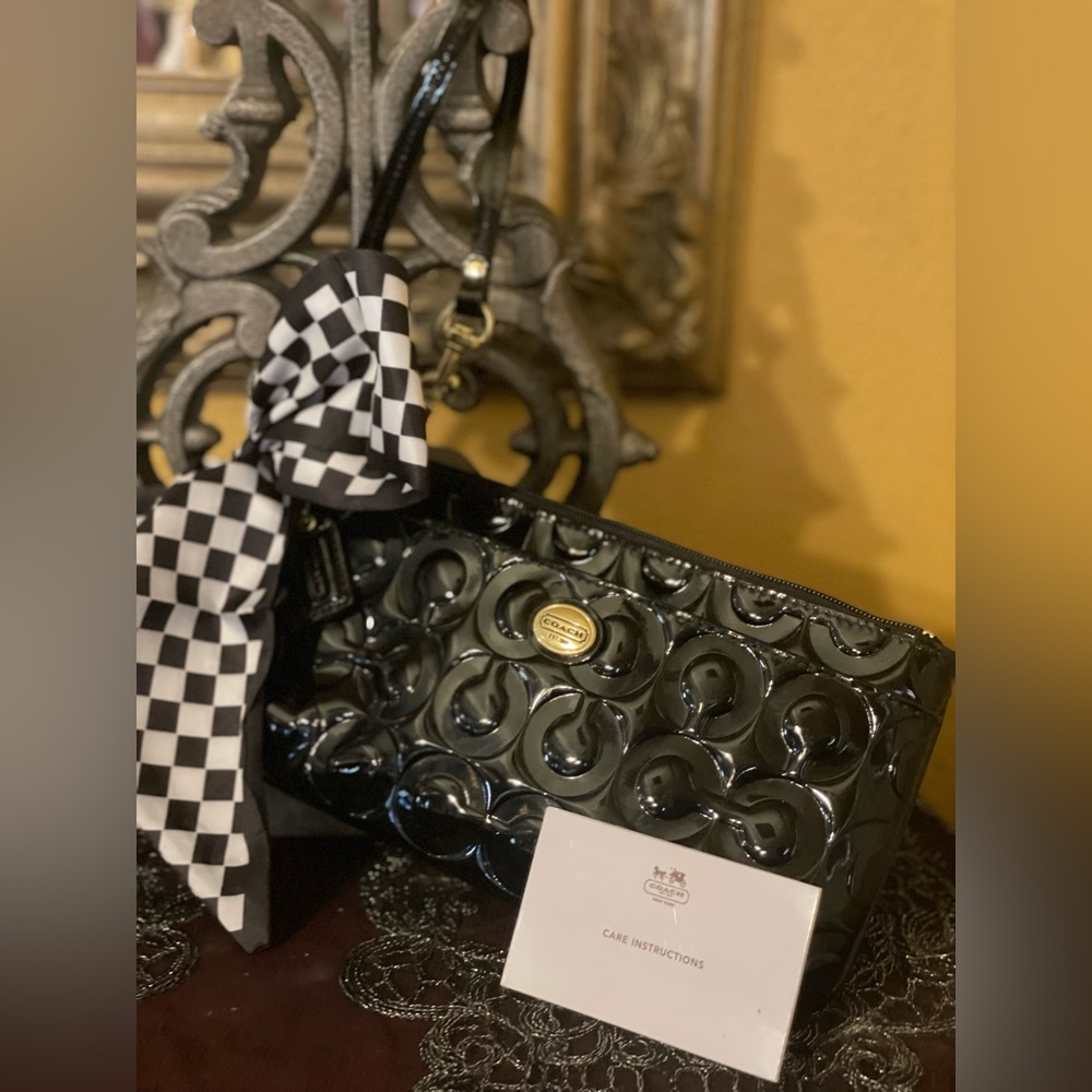 COACH Peyton Op Embossed Black Patent Zippy Wristlet W/UNBRANDED Checkered Scarf